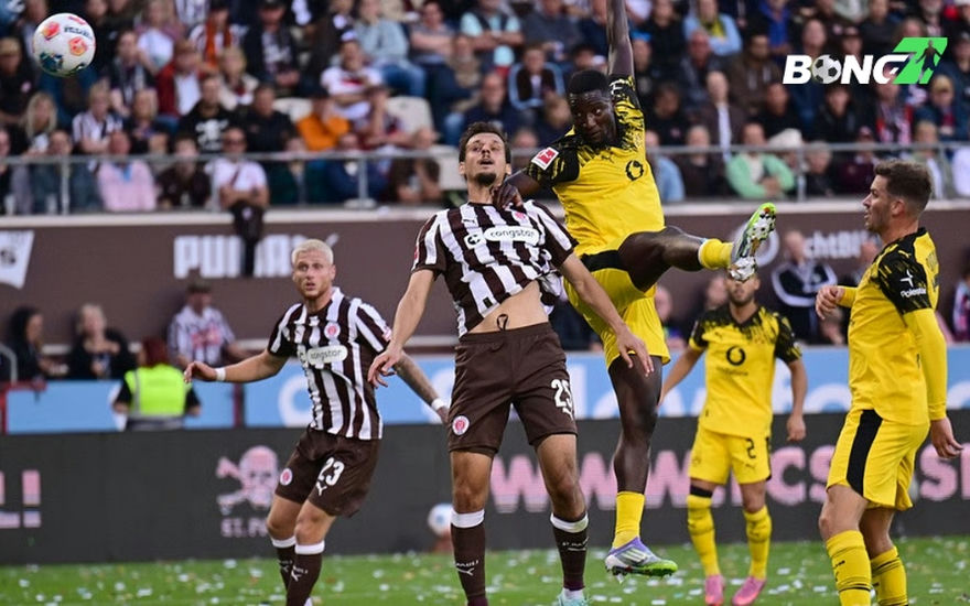 Guirassy đánh đầu dũng mãnh mở tỉ số 1-0 cho Dortmund