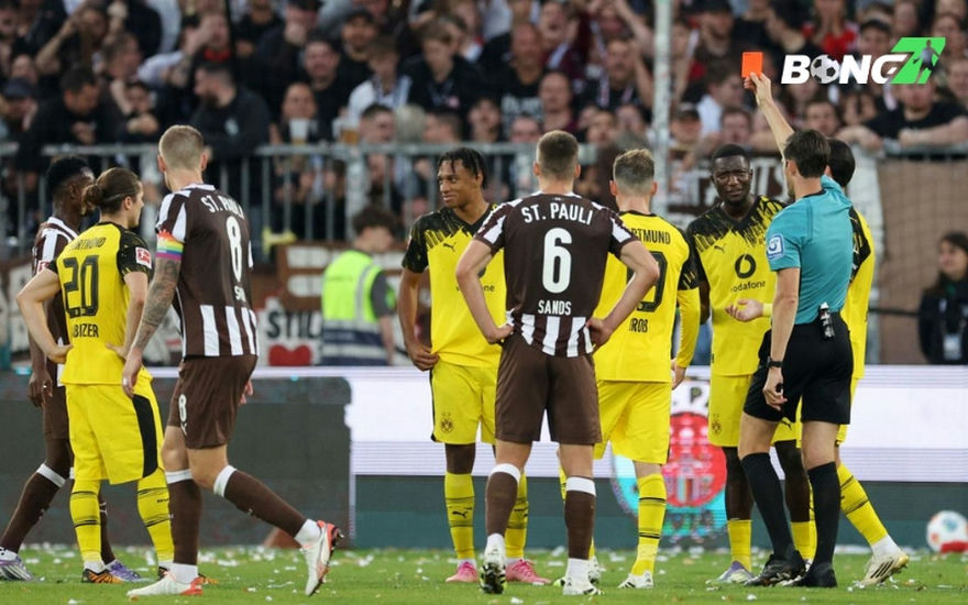 Dortmund tiếp tục thể hiện sự ngây thơ khi nhận thẻ đỏ ở những phút cuối