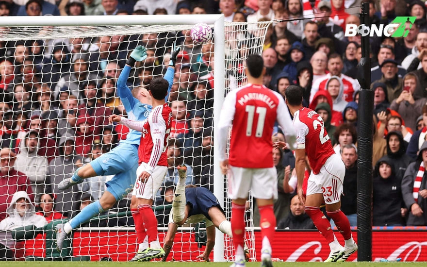 Zubimendi ghi bàn thắng mở màn cho Arsenal
