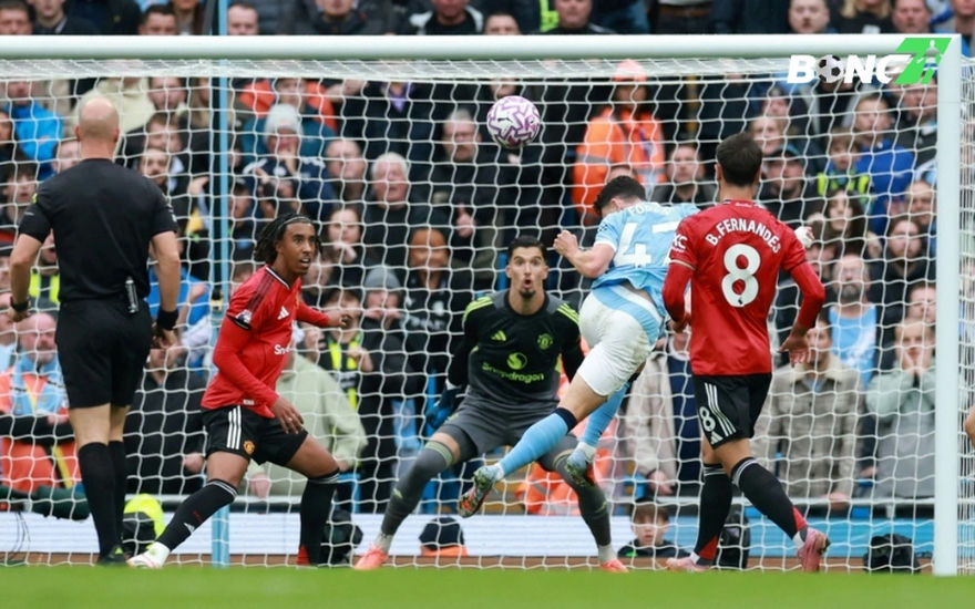 Foden đánh đầu ghi bàn thắng mở màn cho Manchester City
