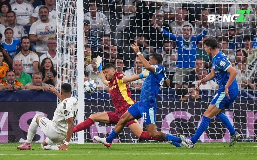 Mbappe tiếp tục ghi bàn từ chấm 11m nâng tỷ số lên 2-1