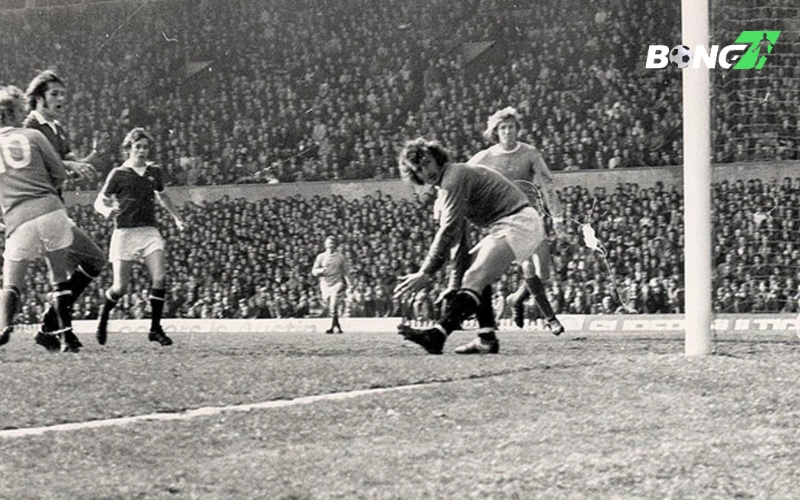 Trận derby Manchester đầu tiên diễn ra vào ngày 12 tháng 11 năm 1881