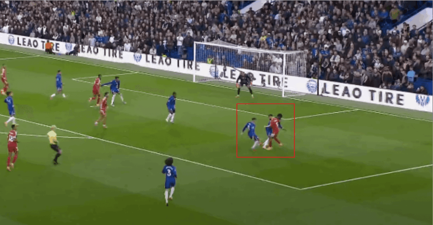 Salah đi bóng vào thẳng hai cầu thủ của Chelsea.