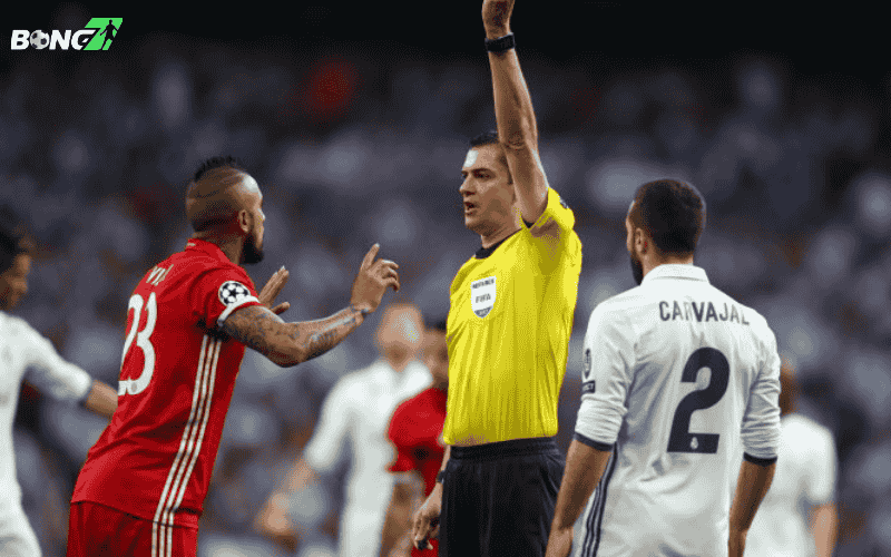 HLV Ancelotti tức giận khẳng định Romero xứng đáng bị truất quyền thi đấu sau pha vào bóng nguy hiểm với Kylian Mbappé ngay đầu hiệp hai.