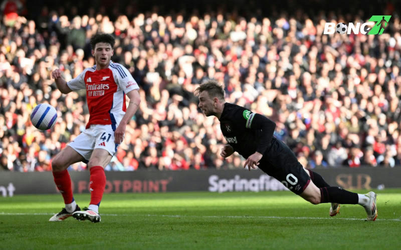 Arsenal dồn ép nhưng thiếu sắc nét