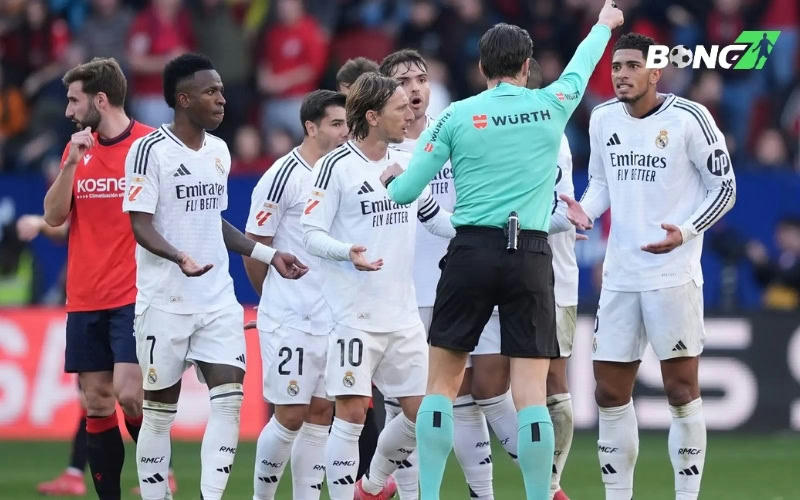 Bellingham nhận thẻ đỏ gây tranh cãi trong trận Real Madrid gặp Osasuna