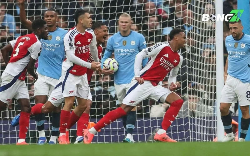 Arsenal và Manchester City đang bám sát nhau trên BXH