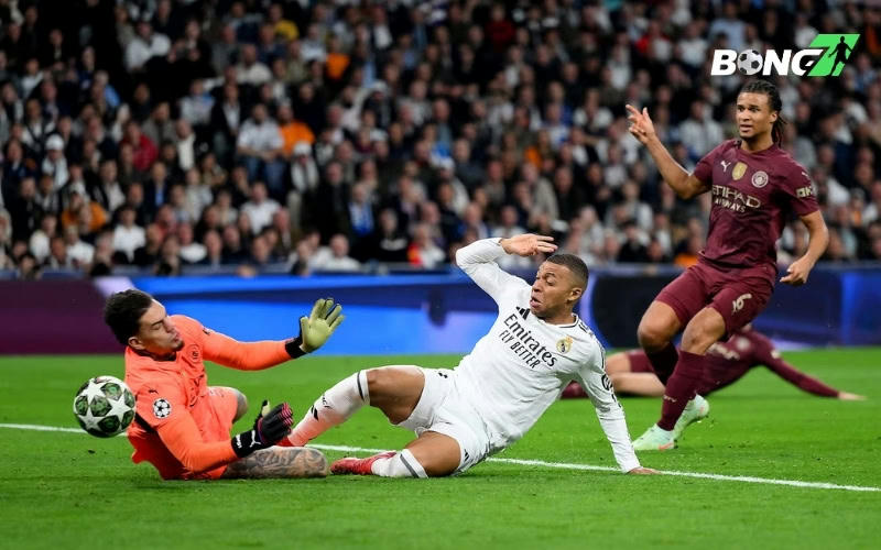 Mbappe lập siêu phẩm giúp Real Madrid vượt qua Man City