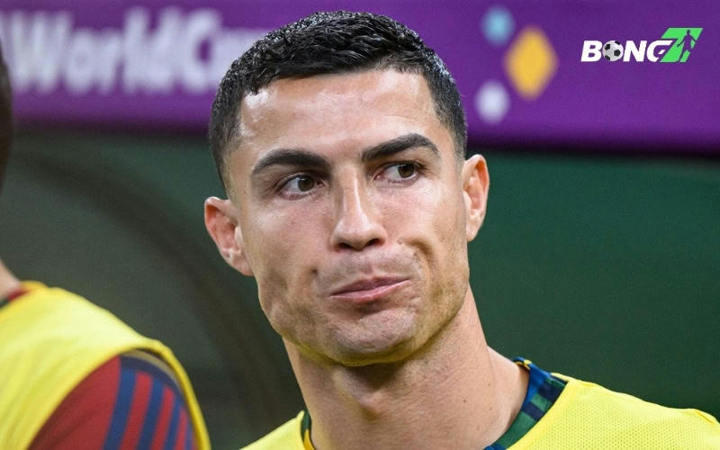 Ronaldo vẫn “cháy” trên sân cỏ, “bùng nổ” ngoài đường pitch