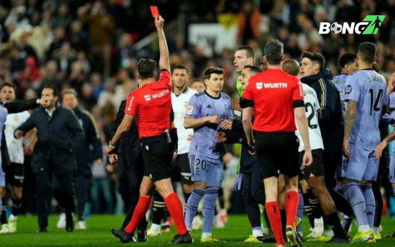 La Liga đã đưa quyết định đình chỉ trọng tài đã rút thẻ đỏ với Bellingham