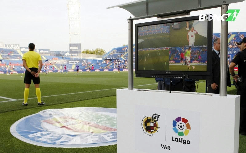VAR La Liga 24/25 bị chỉ trích trong việc đưa ra quyết định gây tranh cãi