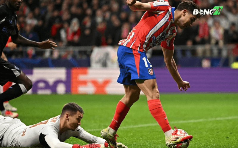 Ngay sau tình huống gây tranh cãi, Marcos Llorente là người thực hiện cú đá tiếp theo cho Atletico