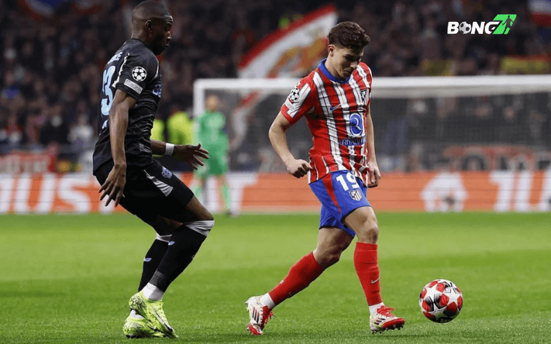 Julian Alvarez thực hiện cú sút luân lưu thứ hai cho Atletico Madrid