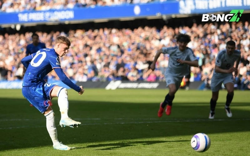 Palmer đá hỏng penalty khiến Chelsea đánh mất lợi thế