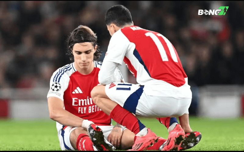 Trong trận tứ kết UEFA Nations League, hậu vệ Riccardo Calafiori của Arsenal gặp chấn thương nặng