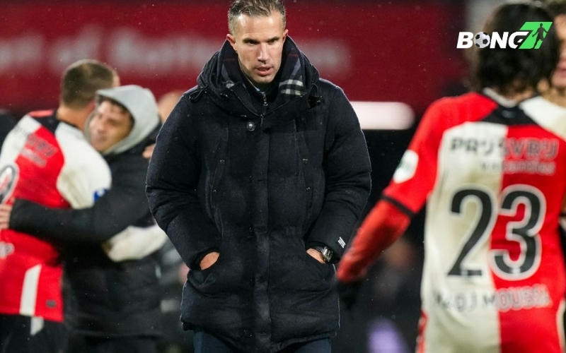 HLV Van Persie thừa nhận bất lợi nhưng vẫn khen ngợi đội nhà