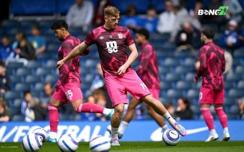 Trận hòa 2-2 với Ipswich khiến The Blues mất điểm quan trọng