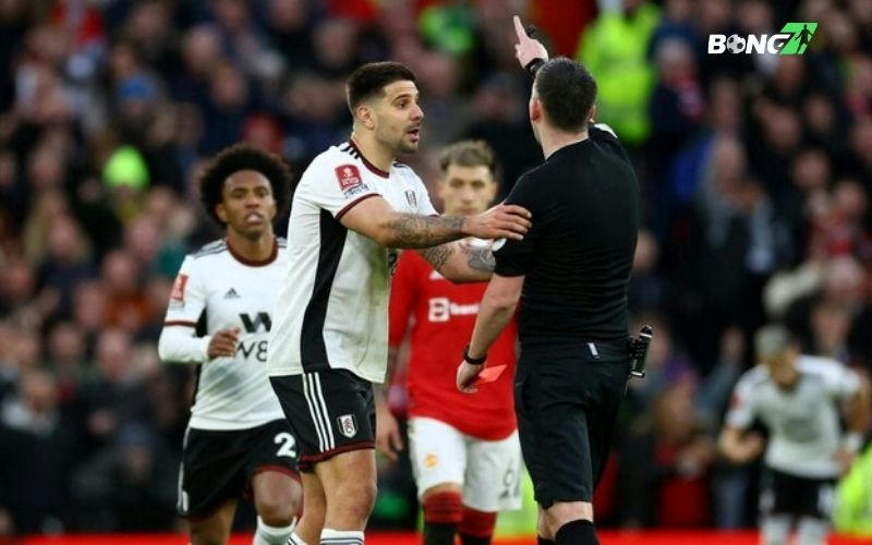 Fulham gặp phải sự cố kỳ lạ khi thay sai người trong trận thua trước Bournemouth