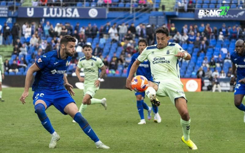 Một trong những điểm nhấn đáng chú ý trong trận đấu là thẻ đỏ của Diego Rico