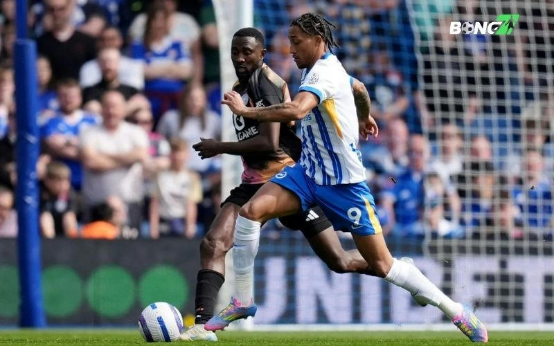 Leicester City kết thúc chuỗi trận thua liên tiếp với trận hòa 2-2