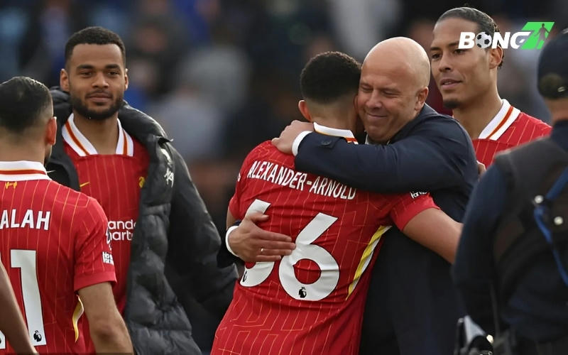 HLV Arne Slot hết lời khen ngợi Trent trong trận Leicester