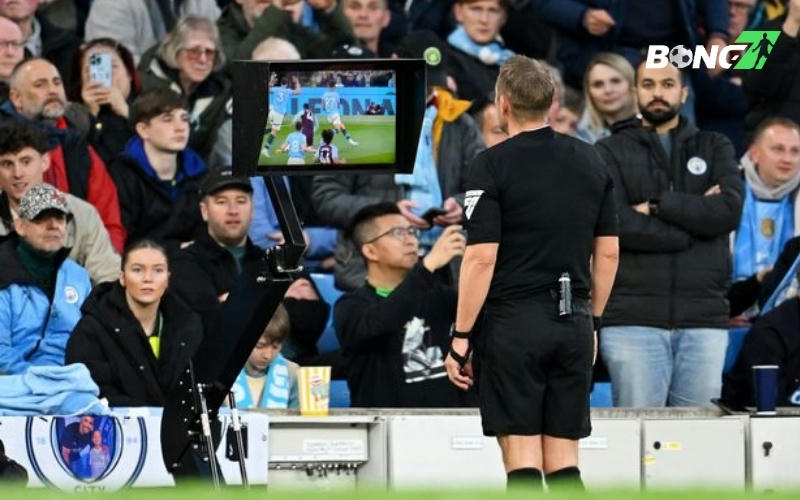 Craig Pawson xem lại tình huống gây tranh cãi đó