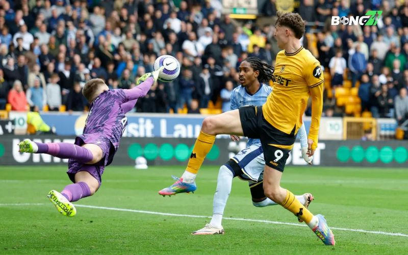 Wolves vươn lên vị trí an toàn