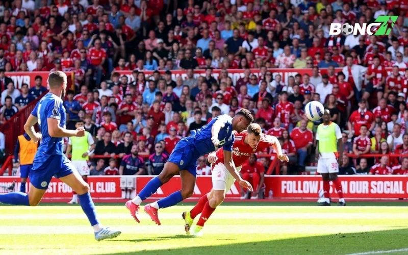 Leicester bất ngờ dẫn trước trong hiệp 1