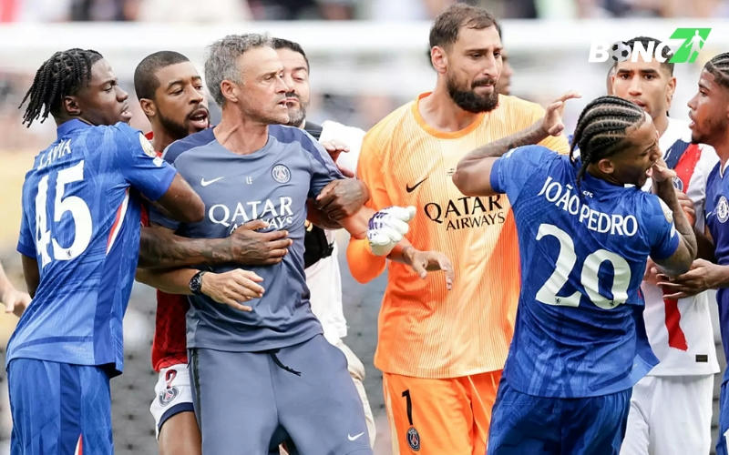 Luis Enrique vung tay vào mặt Joao Pedro