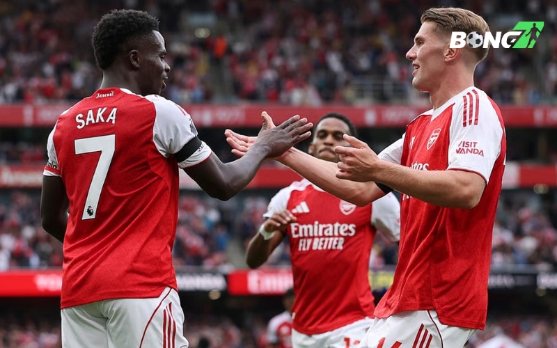 Arsenal vượt lên dẫn trước trong hiệp 1 do công của Timber và Saka