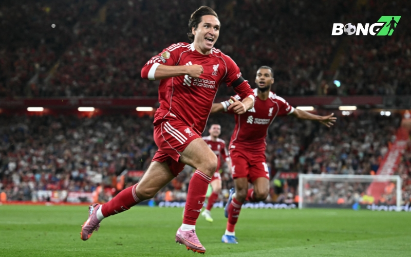 Chiesa có cú volley đẹp mắt