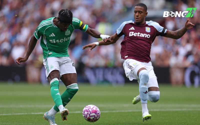 Cú sút của Elanga không thể chiến thắng thủ môn của Aston Villa