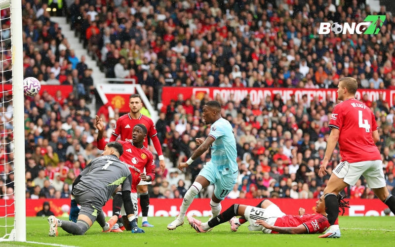 Hàng thủ của Man Utd lộ rõ điểm yếu bóng bổng