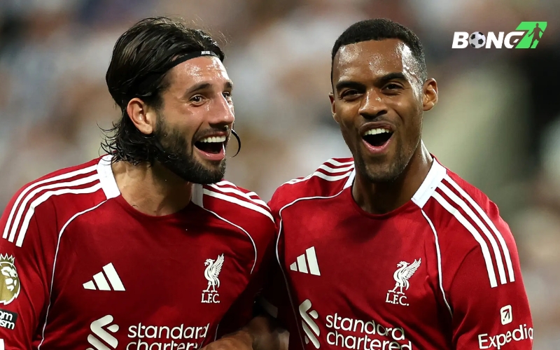 Gravenberch tung cú sút xa uy lực mở tỉ số cho Liverpool