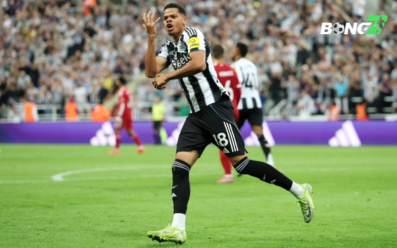 Osula san bằng tỉ số cho Newcastle dù chơi thiếu người