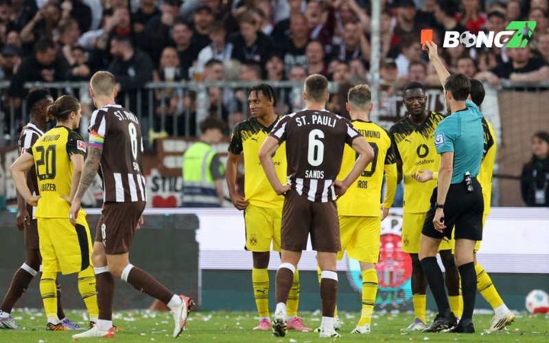 Dortmund tiếp tục thể hiện sự ngây thơ khi nhận thẻ đỏ ở những phút cuối