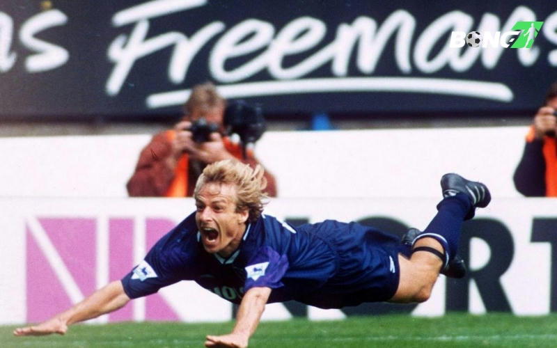 Jurgen Klinsmann thực hiện pha ăn mừng đáng nhớ trong ngày ra mắt Ngoại hạng Anh