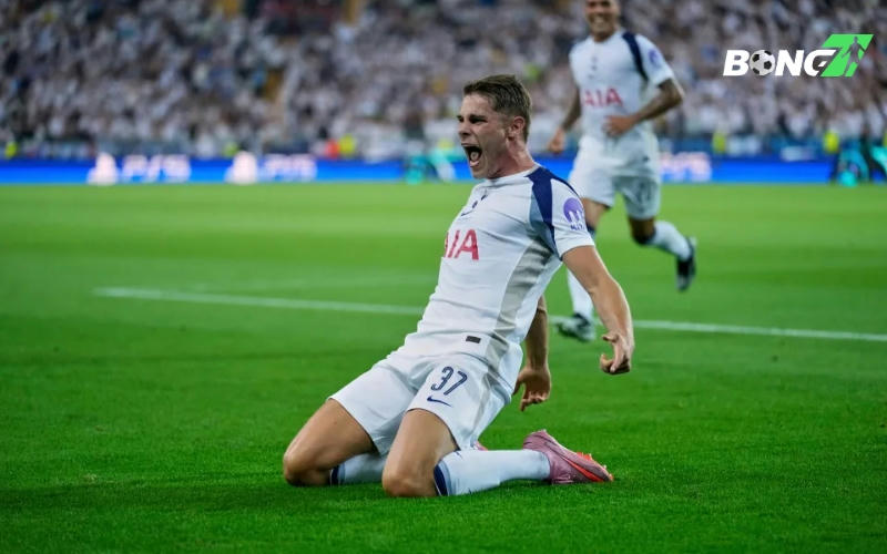 Van de Ven đưa Tottenham vươn lên dẫn trước