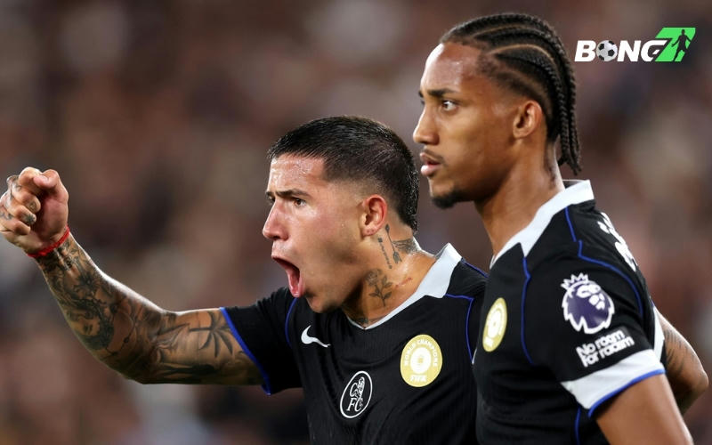 Bộ đôi Enzo và Pedro giúp Chelsea dẫn trước Westham trong hiệp 1