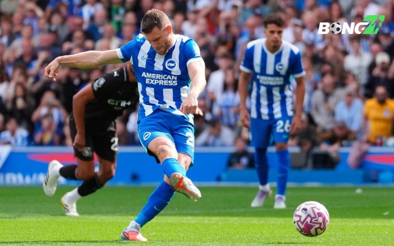 Cựu sao James Milner gỡ hoà cho Brighton từ quả 11m