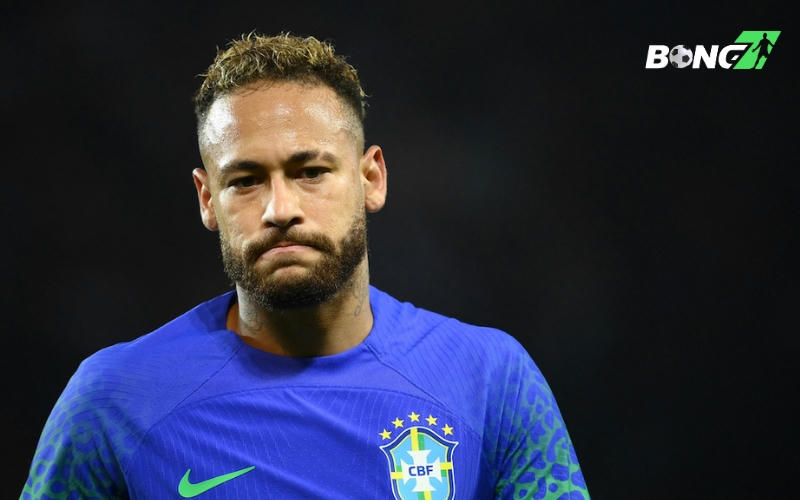 Neymar có phản ứng không mấy hài lòng với quyết định của HLV Ancelotti